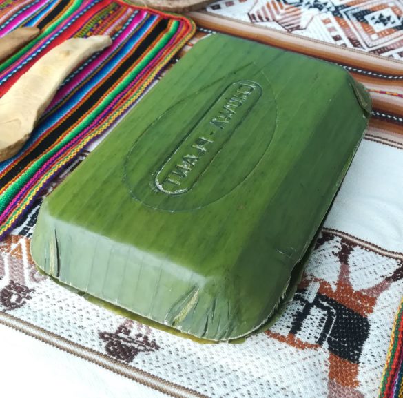 Plato biodegradable hecho con hojas de plátano por el proyecto Chuwa Plant de Bioincuba