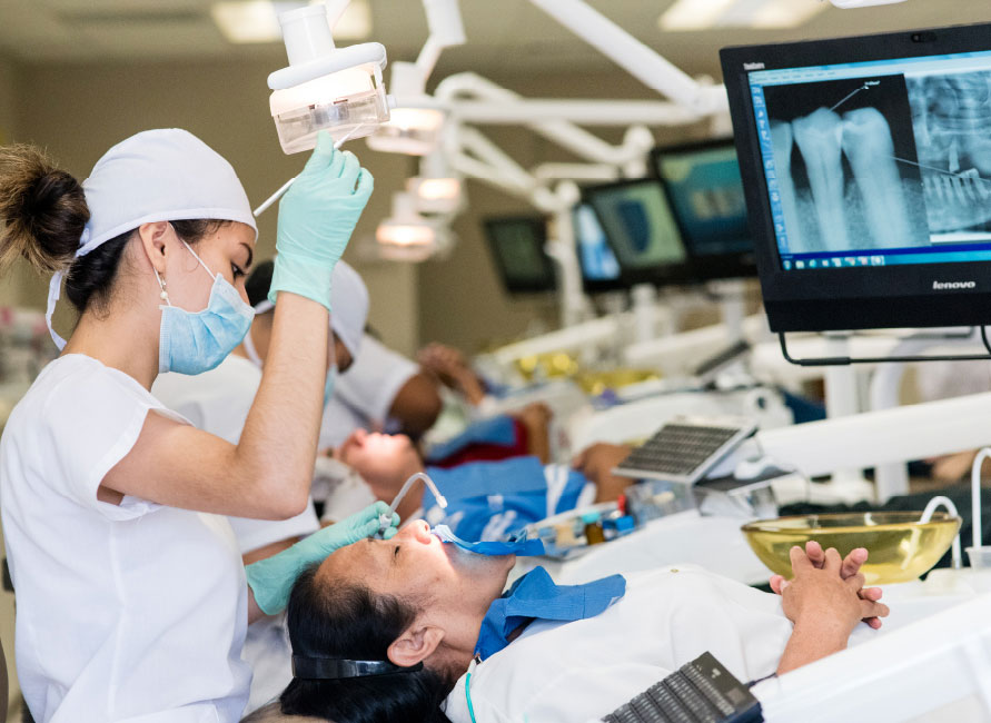 Estudiante en laboratorio clínico odontológico de Cayetano