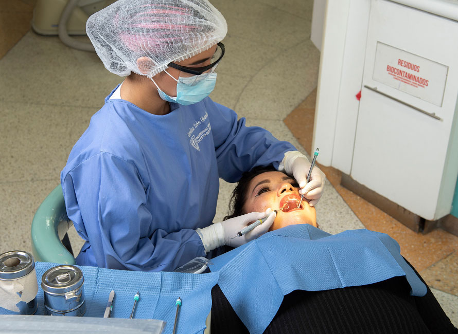 estudiante de Estomatología atendiendo a una paciente en clínica odontológica de Cayetano Heredia
