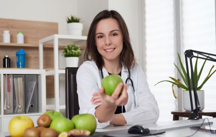 estudiante de nutrición con cultivos o alimentos frescos